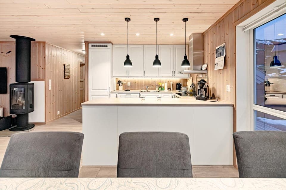 Coffee/tea facilities, Kitchen or kitchenette, Dining area, fireplace, stove, kitchen