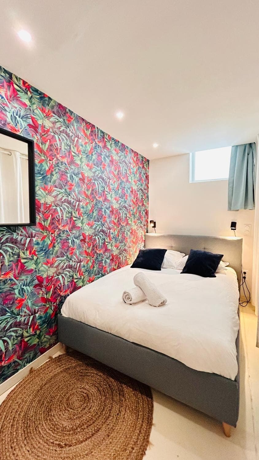 Bed, Photo of the whole room, Bedroom, towels