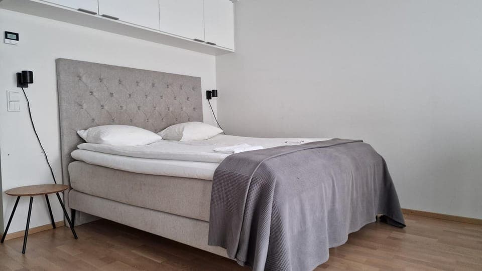 Bed, Photo of the whole room, Bedroom, towels