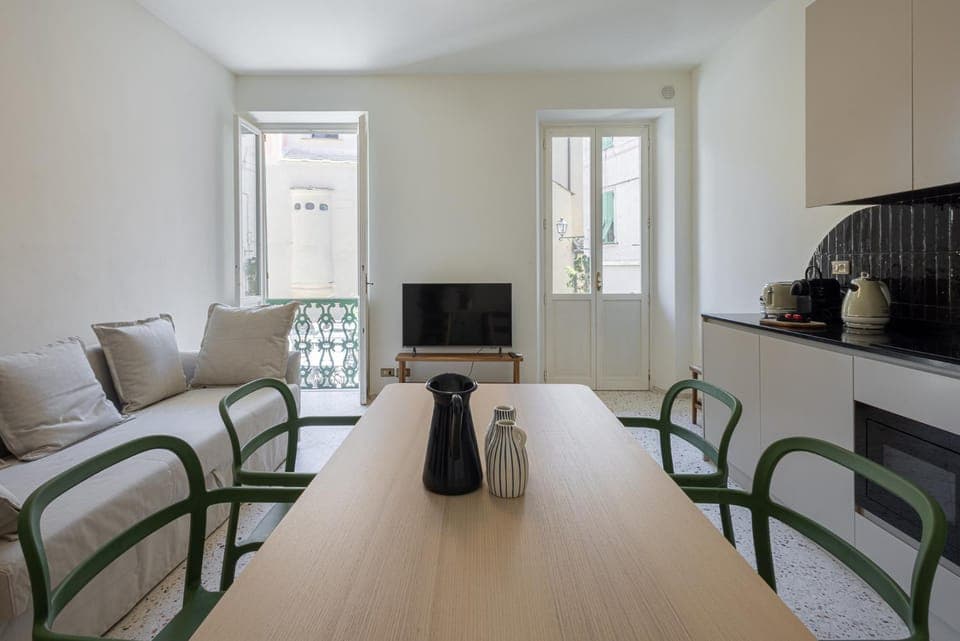 TV and multimedia, Living room, Seating area, Dining area, internet, air conditioner