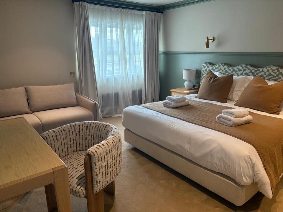 Bed, Bedroom, towels