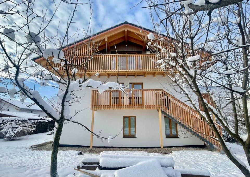 Property building, Day, Natural landscape, Winter, Balcony/Terrace