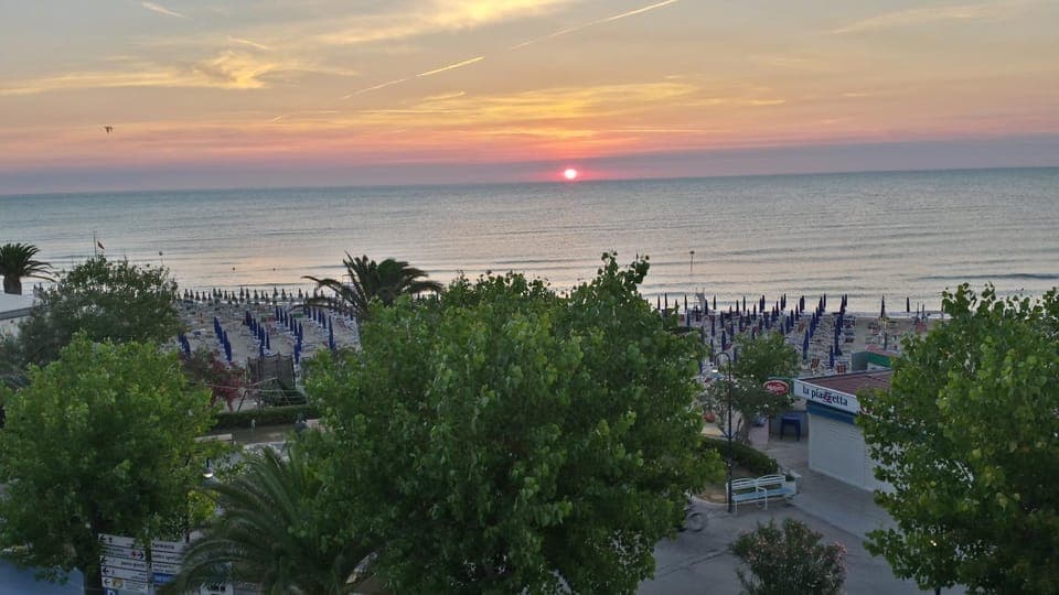 Nearby landmark, Restaurant/places to eat, Spring, Day, Neighbourhood, Natural landscape, Summer, Beach, On site, Sea view, Sunrise, Sunset