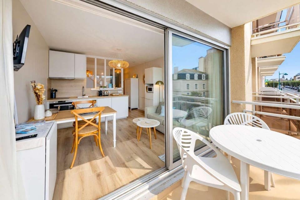 Patio, Communal lounge/ TV room, TV and multimedia, View (from property/room), Balcony/Terrace, Kitchen or kitchenette, Living room, Seating area, Dining area, stove