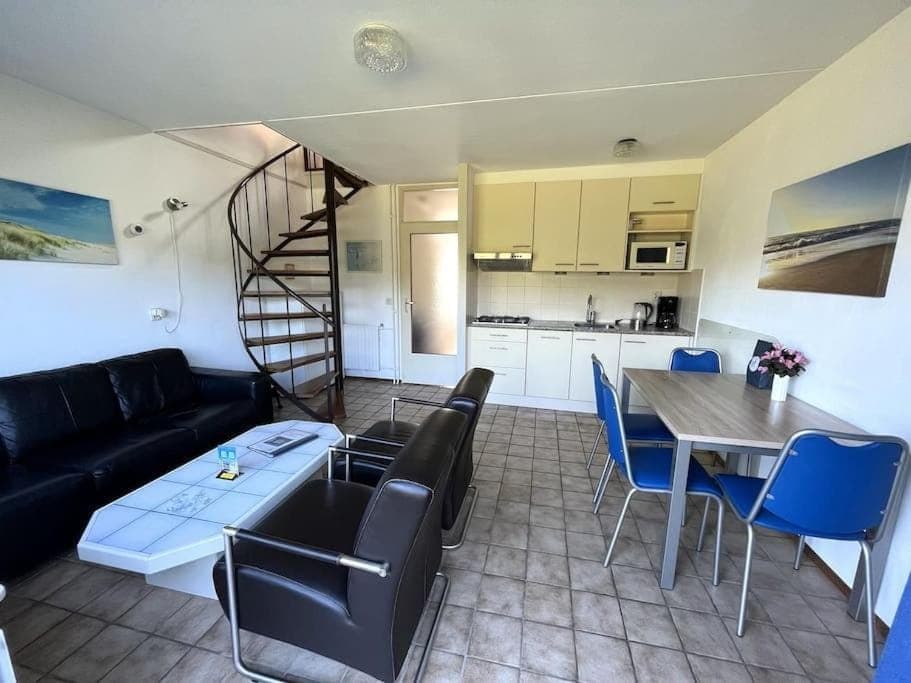 Kitchen or kitchenette, Seating area, Dining area