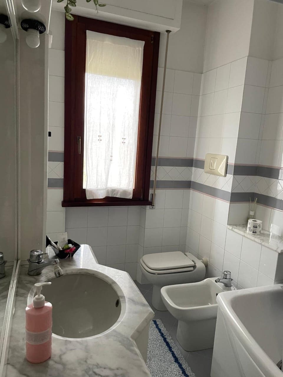 Shower, Toilet, Bathroom, Bath, bidet, towels, Internal: Not applicable to any particular room
