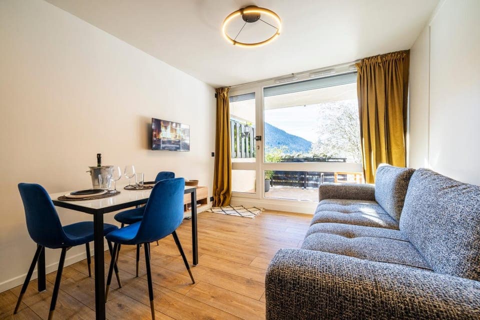 Living room, Dining area, Mountain view