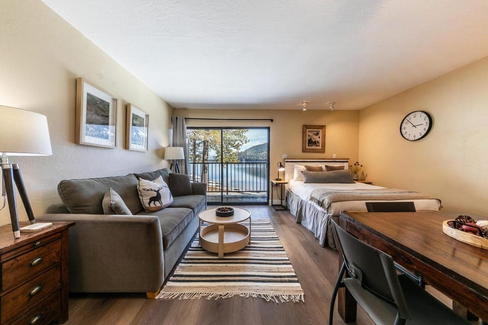 Living room, Photo of the whole room