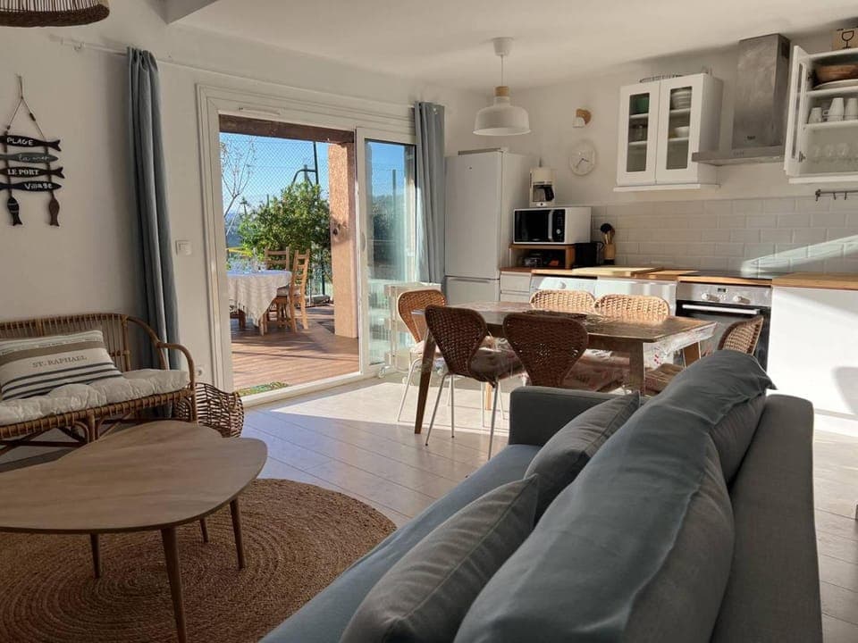 Living room, Seating area, Dining area