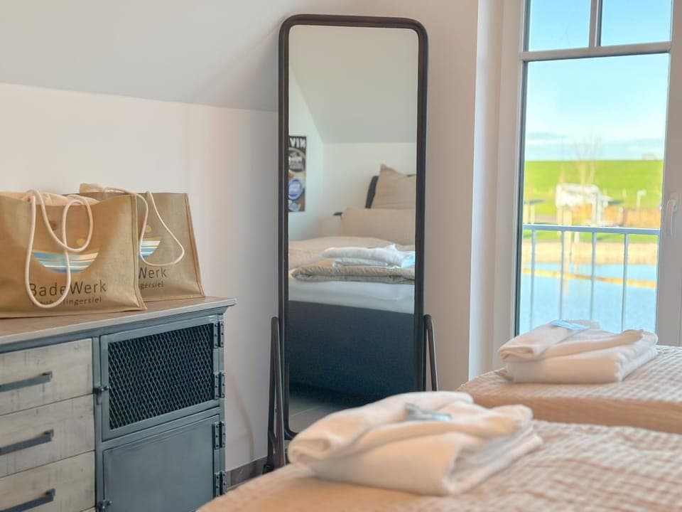 Bed, Bedroom, towels