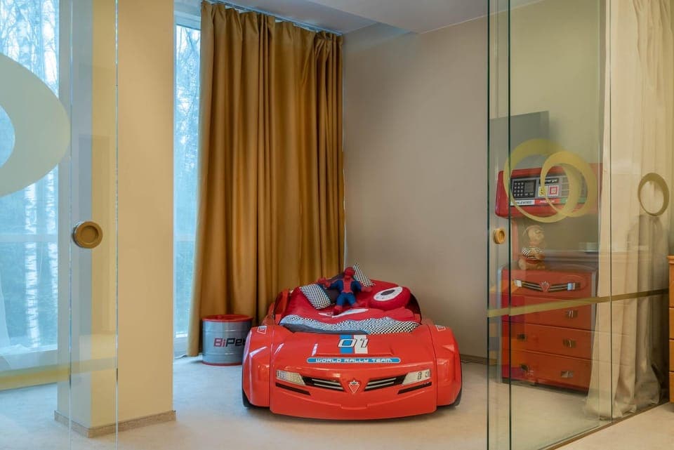 Photo of the whole room, cot