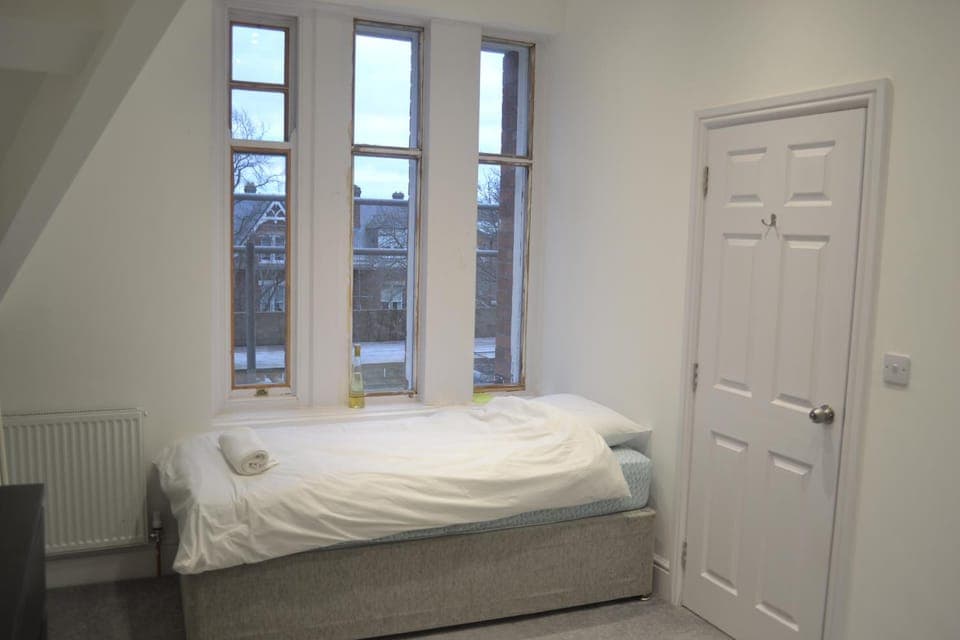 Bed, Bedroom, towels