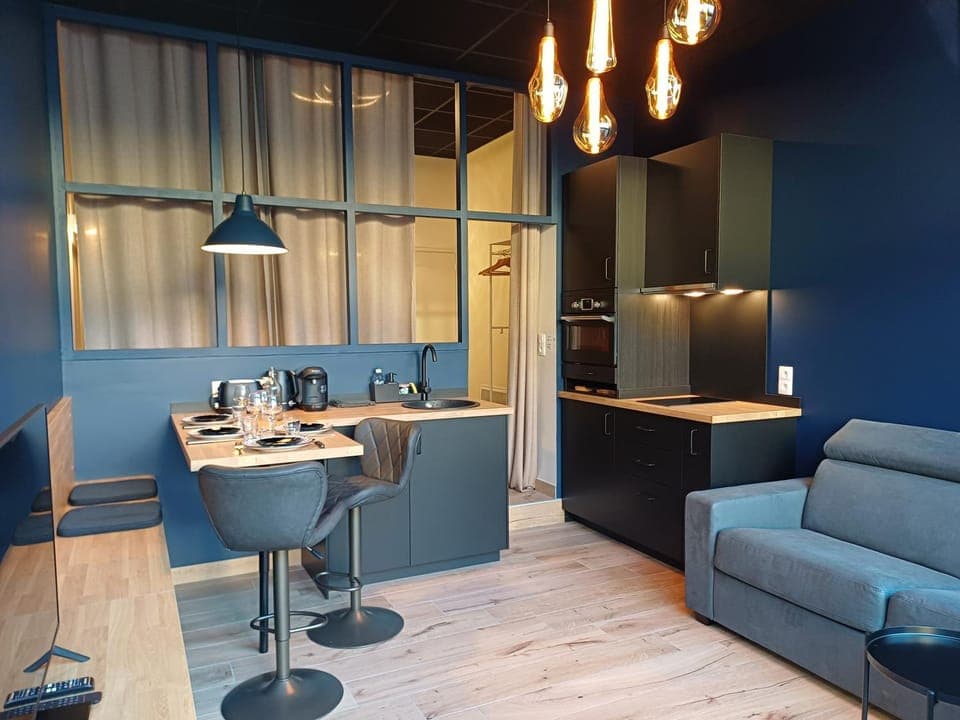 Kitchen or kitchenette, Living room, Dining area, dishwasher, minibar