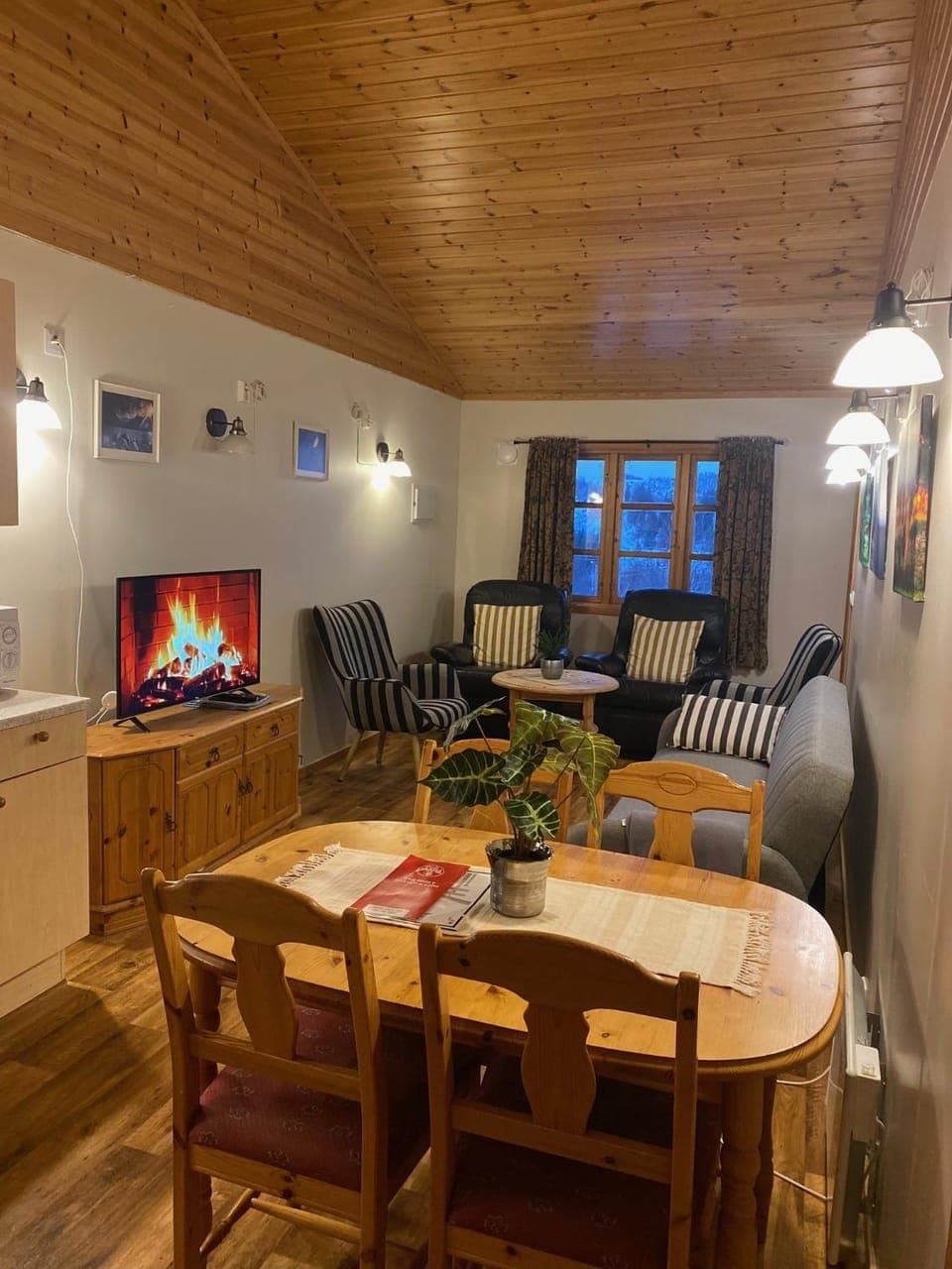 TV and multimedia, Living room, Seating area, Dining area