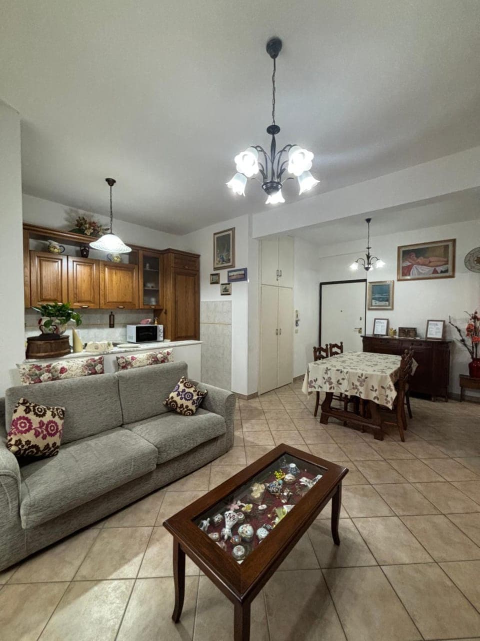 Kitchen or kitchenette, Seating area, Dining area