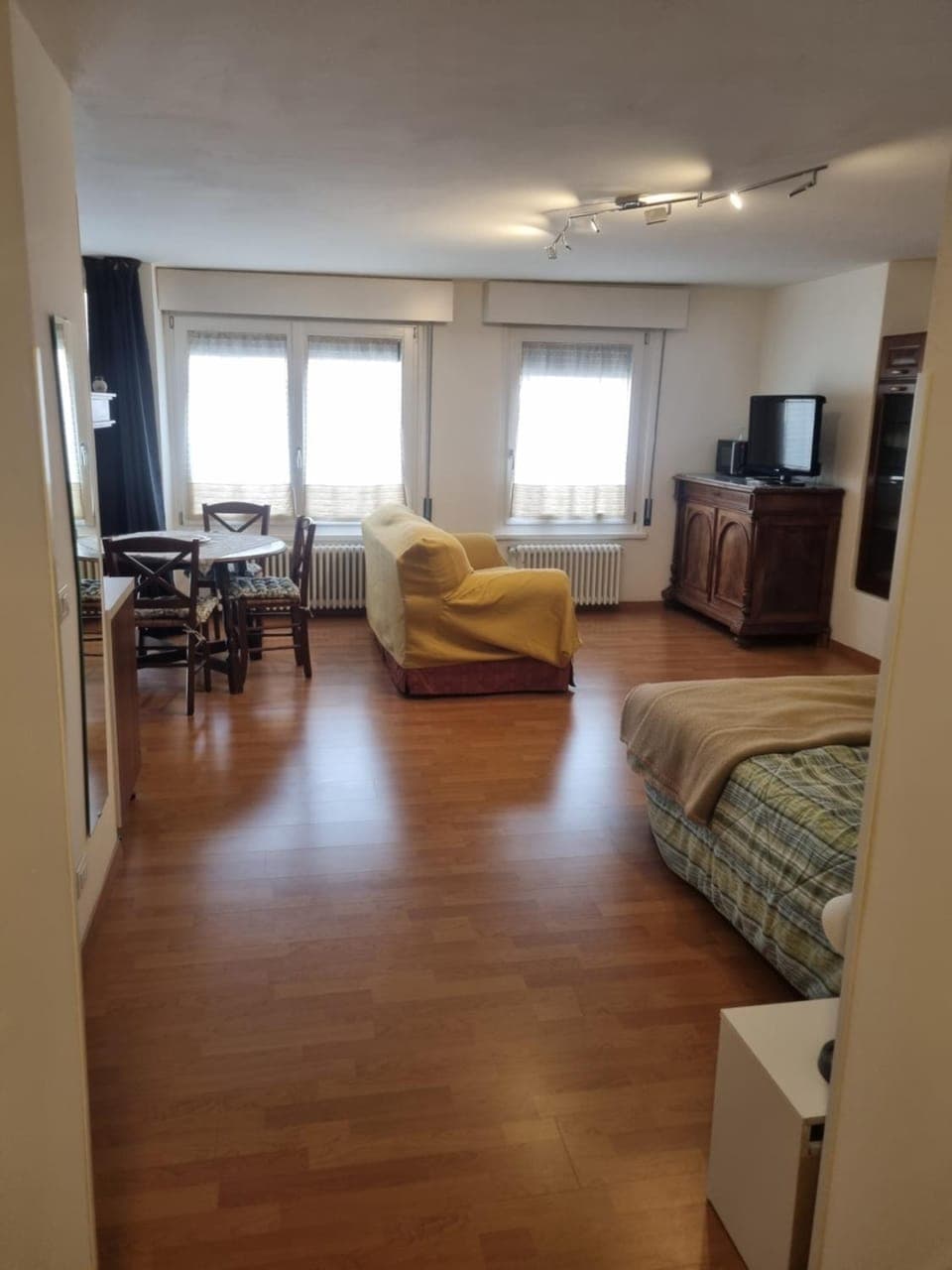 Bed, TV and multimedia, Living room, Seating area, Dining area, Bedroom