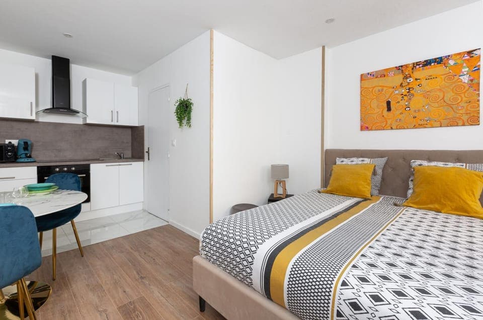 Bed, Kitchen or kitchenette, Photo of the whole room