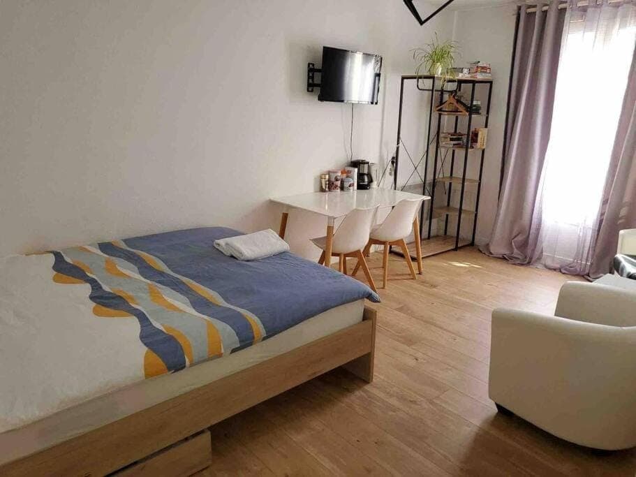 Bed, Photo of the whole room, Seating area, towels