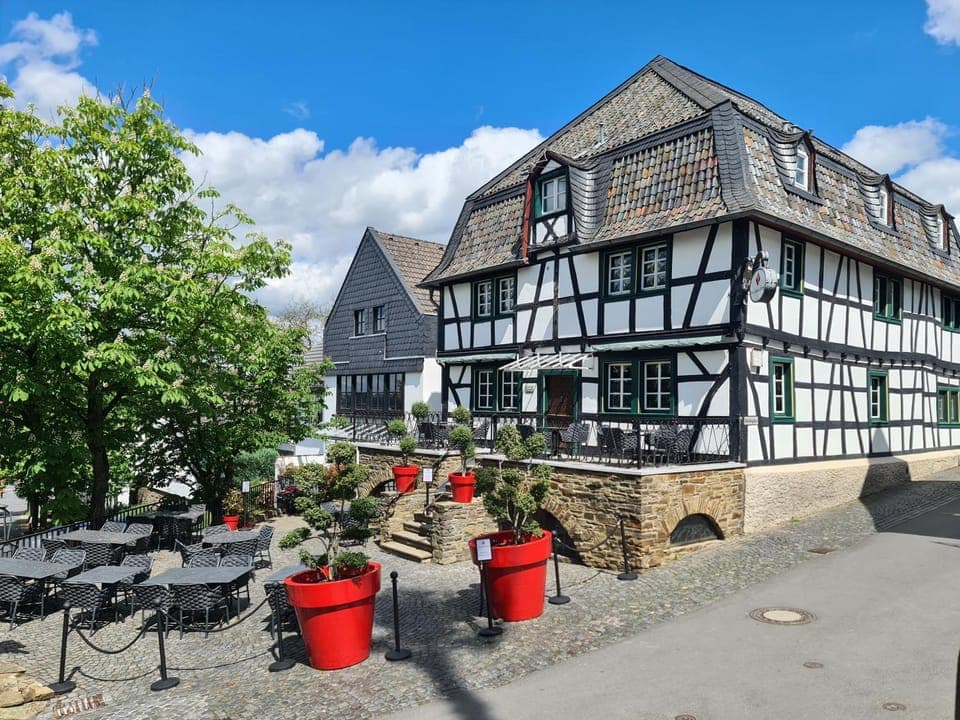 Property building, Spring, Day, Location