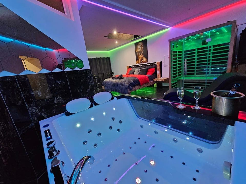 Bed, Hot Tub, Hot Tub, Sauna, Living room, Spa and wellness centre/facilities, Drinks, Alcoholic drinks, Non alcoholic drinks