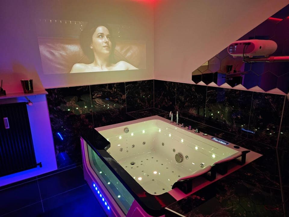 Hot Tub, Hot Tub, TV and multimedia, locker