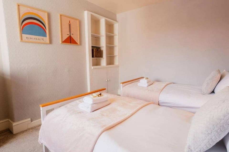 Bed, Photo of the whole room, Bedroom, storage, towels