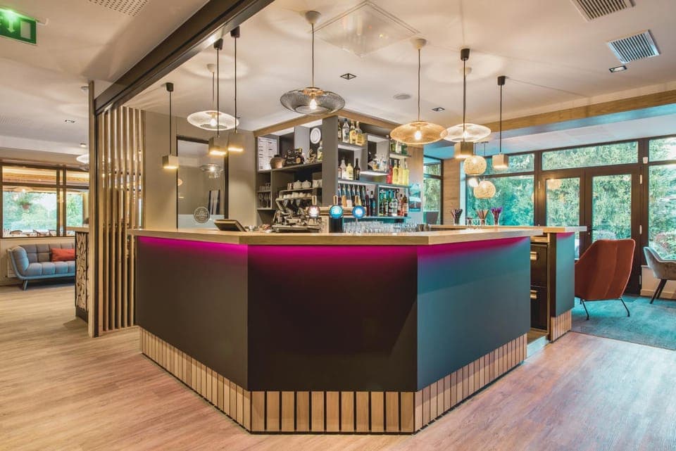 Patio, Restaurant/places to eat, Communal lounge/ TV room, Library, Living room, Lounge or bar