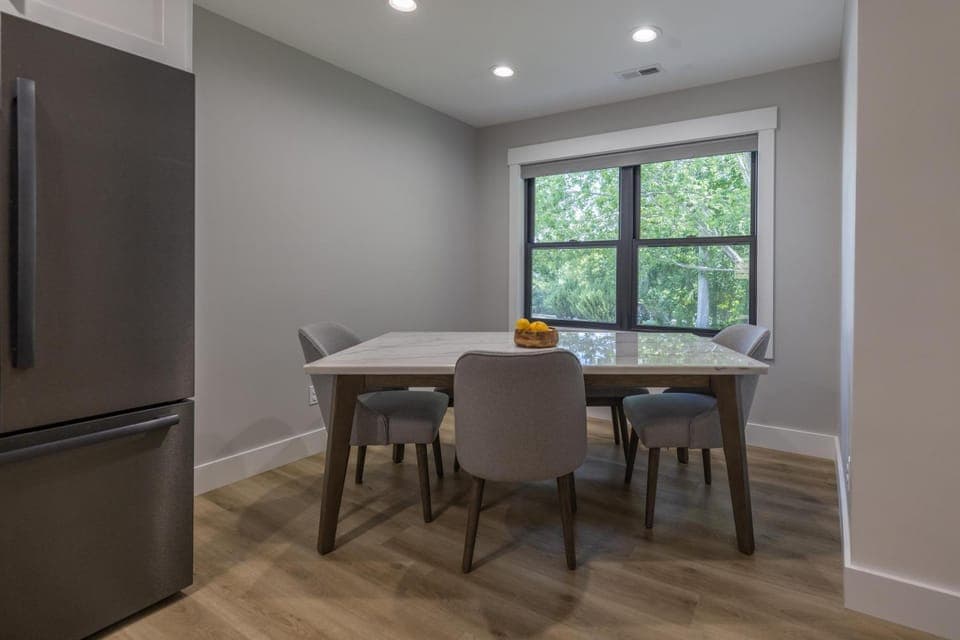 Kitchen or kitchenette, Dining area