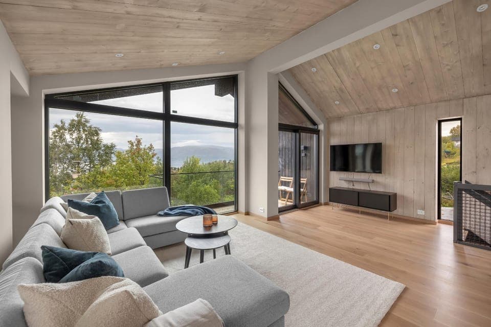 Communal lounge/ TV room, TV and multimedia, Living room, Seating area, Evening entertainment