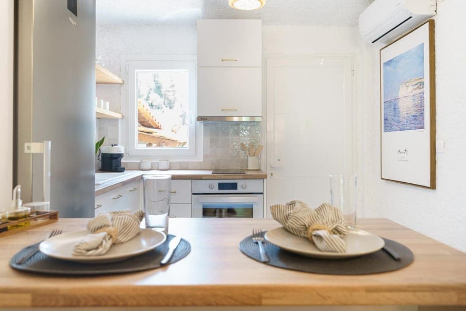 Kitchen or kitchenette, Food and drinks, Dining area