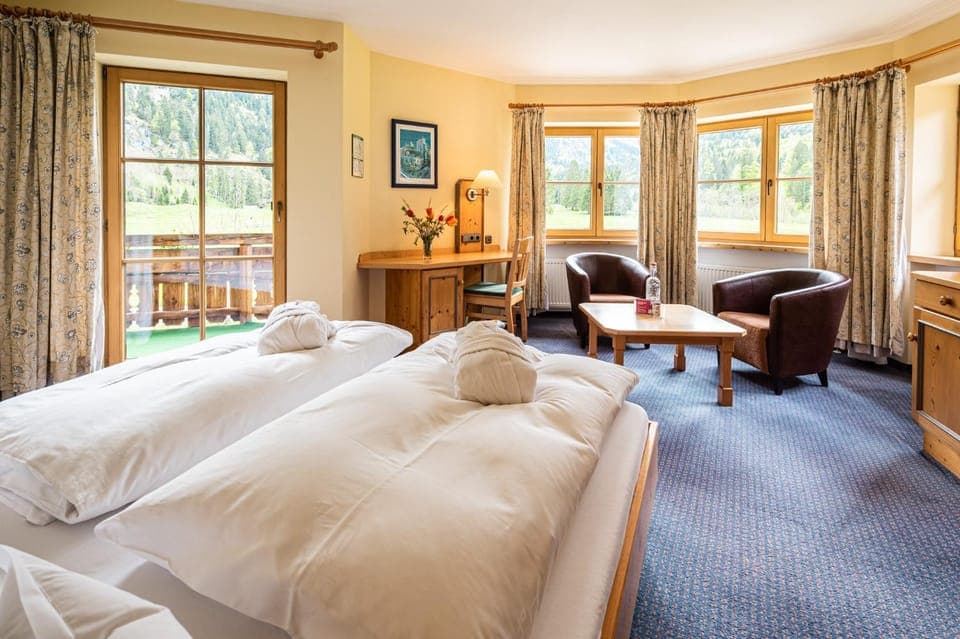 Living room, Photo of the whole room, Bedroom