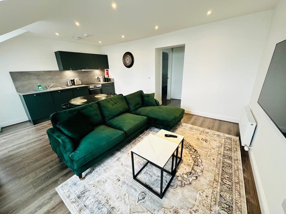 TV and multimedia, Kitchen or kitchenette, Living room, Seating area, Dining area