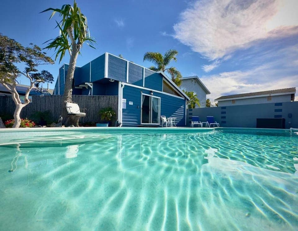 Property building, Day, Pool view, Swimming pool