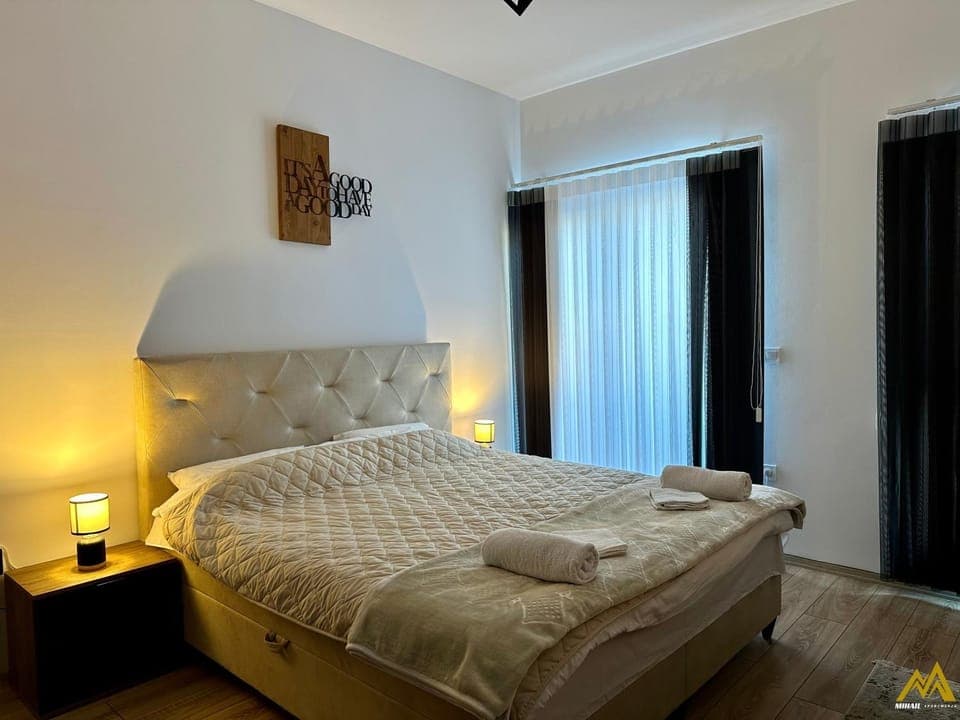 Bed, Bedroom, towels