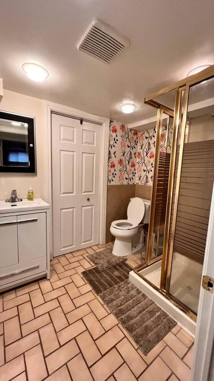 Downtown-Jackson Park private Budget Friendly Room Vacation rental in Windsor