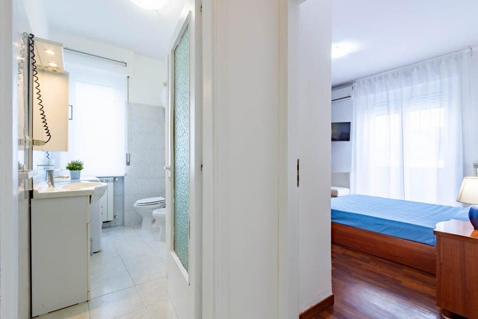 Toilet, Bed, Bathroom, TV and multimedia, Photo of the whole room, Bedroom