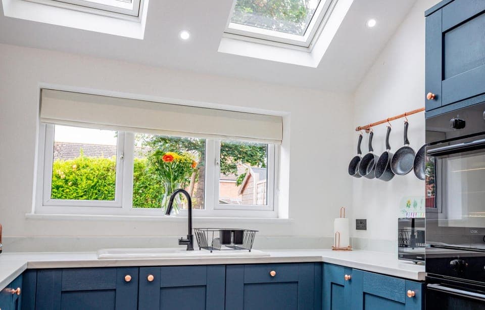 Kitchen or kitchenette, dishwasher, stove