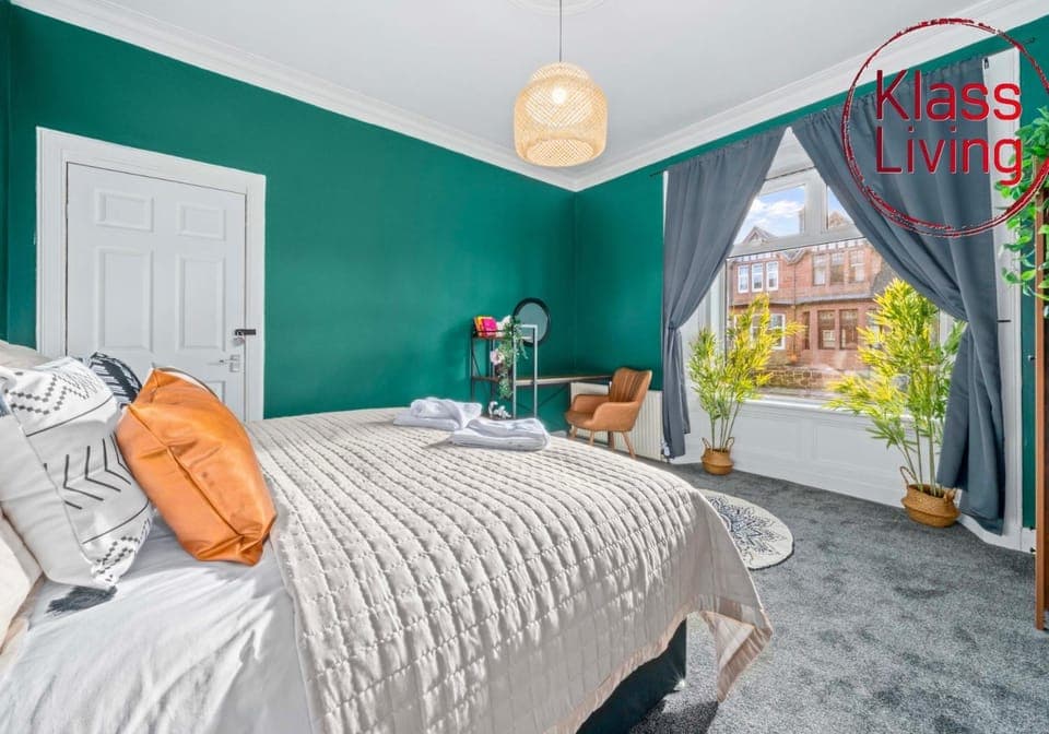 Bed, Decorative detail, Bedroom, Guests, group of guests, cot, Family