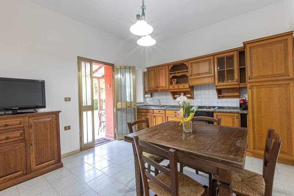 Communal lounge/ TV room, TV and multimedia, Kitchen or kitchenette, Dining area, Evening entertainment, oven, pet friendly, stove