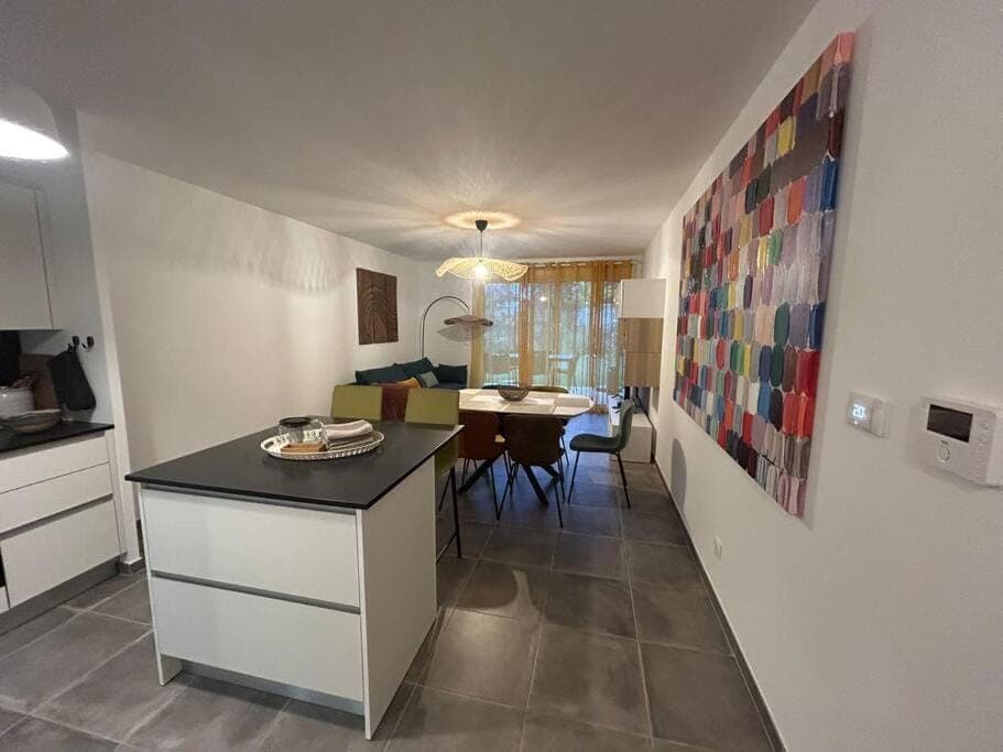 Kitchen or kitchenette, Dining area