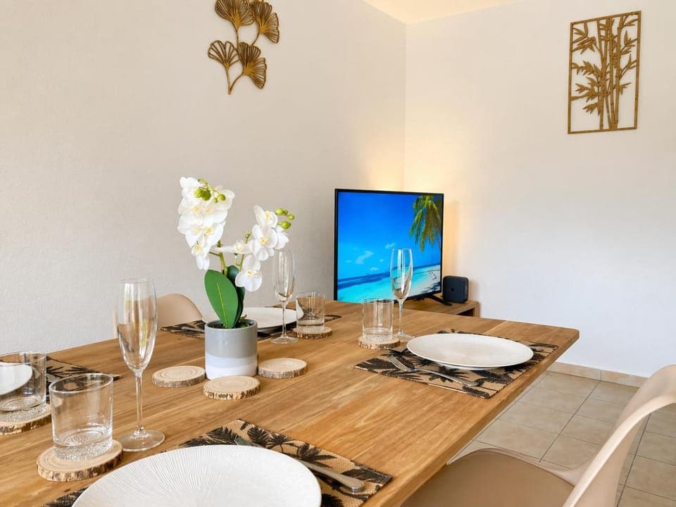 TV and multimedia, Living room, Dining area