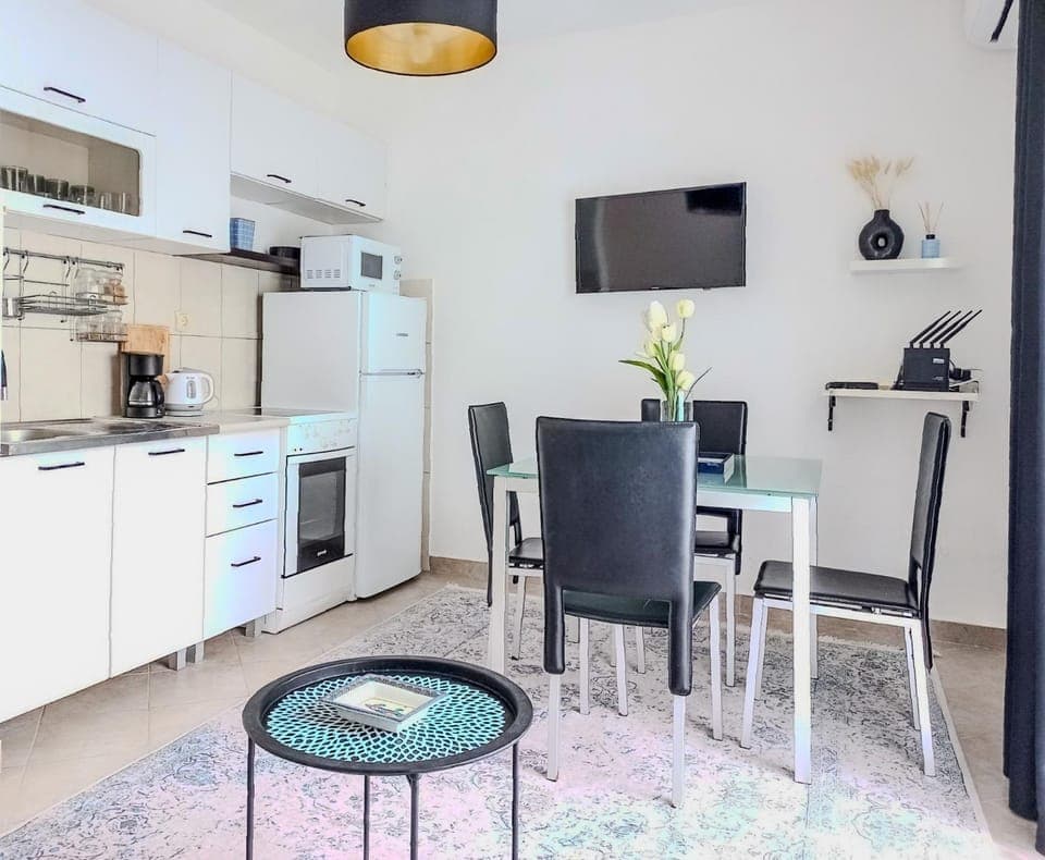 TV and multimedia, Kitchen or kitchenette, Seating area, Dining area, oven, stove