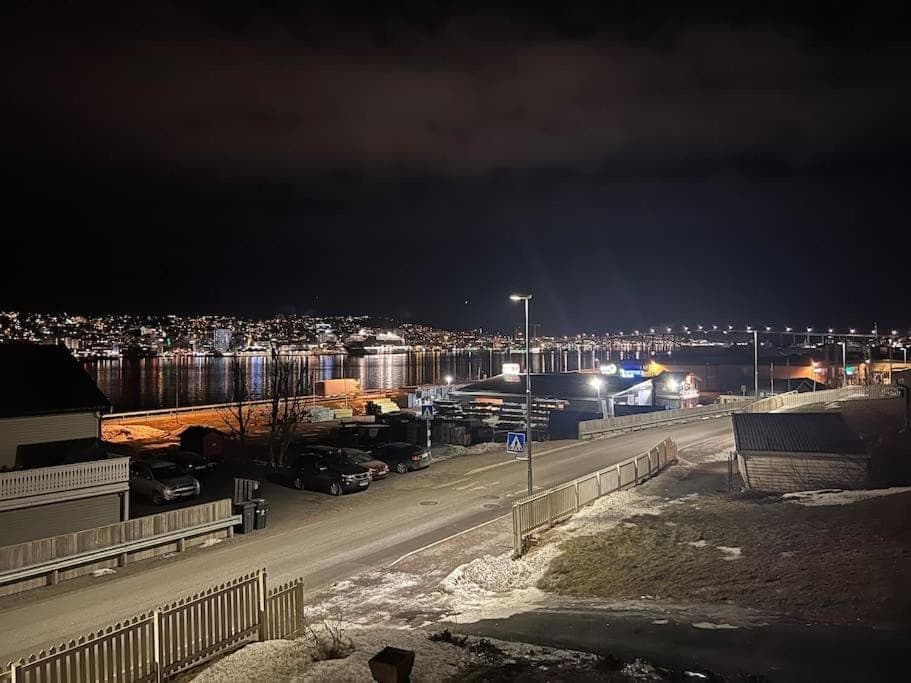 Sentralt på fastlandet og gåavstand til alle fasiliteter! Apartment in Tromso