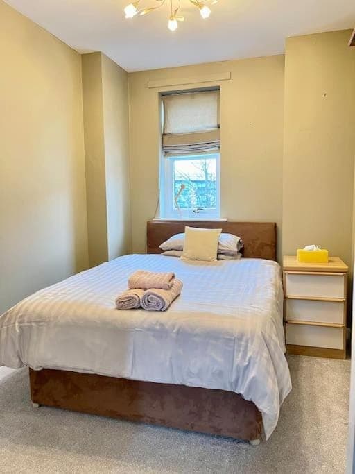 Bed, Bedroom, towels