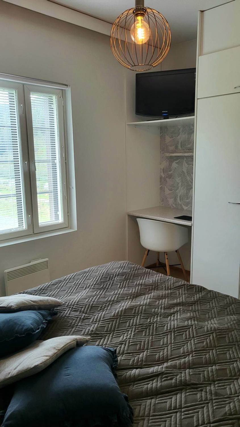 TV and multimedia, Photo of the whole room, Bedroom