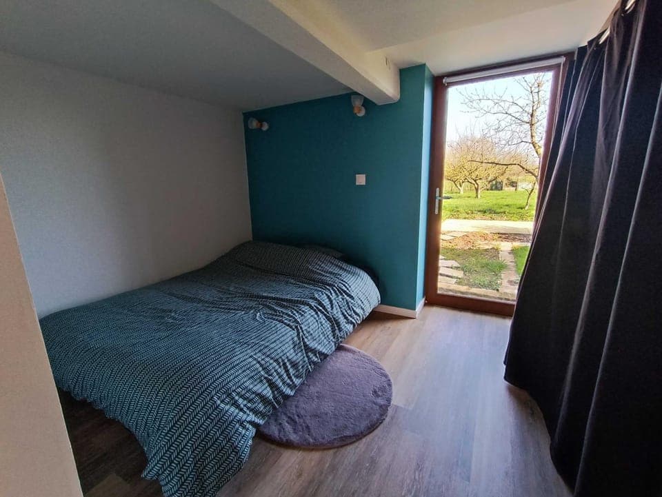 Photo of the whole room, Bedroom