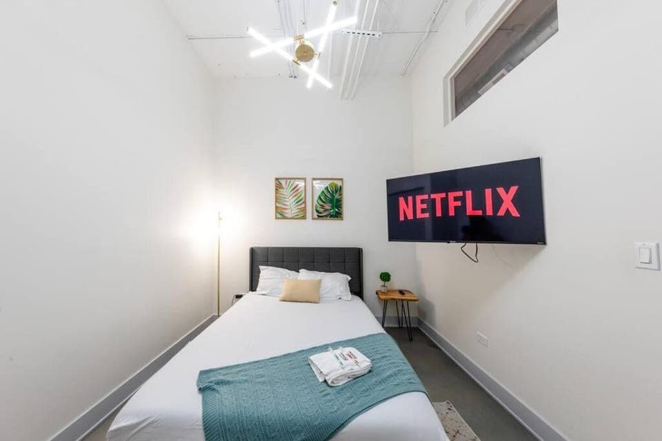 Bed, TV and multimedia, Photo of the whole room, Bedroom, towels