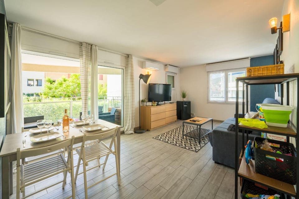 Communal lounge/ TV room, TV and multimedia, Dining area