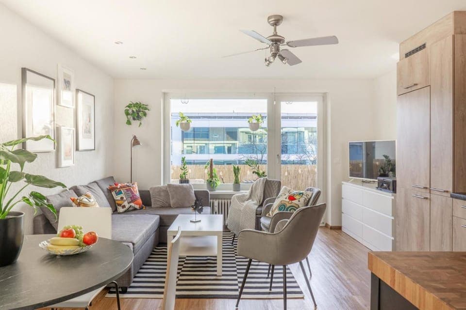 TV and multimedia, View (from property/room), Living room, Seating area, Dining area