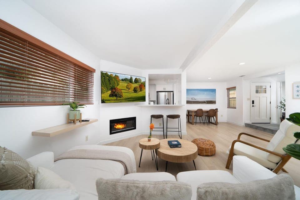 TV and multimedia, Living room, Decorative detail, Decorative detail, Seating area, Area and facilities, flat iron, locker, locker